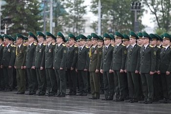 20-й выпуск офицеров-пограничников прошел на площади Государственного флага