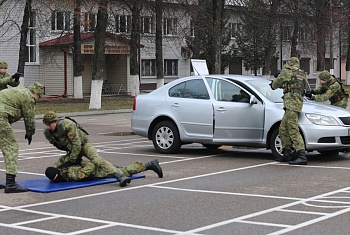 Показное занятие по задержанию нарушителей пограничным нарядом